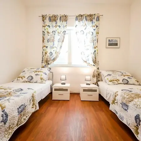 Holiday Ante - 30 M From Beach *