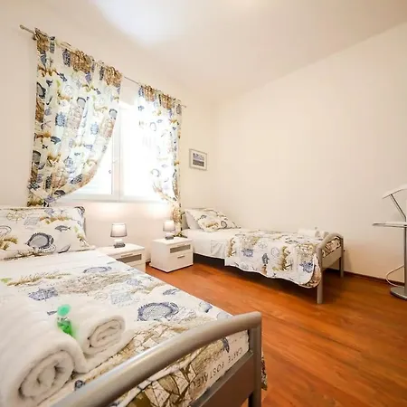 Holiday Ante - 30 M From Beach